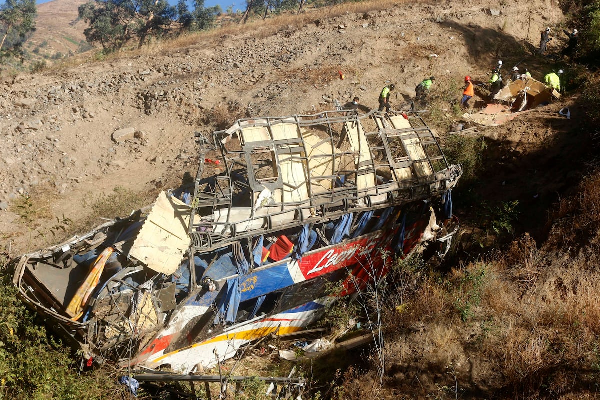 Aumentan a 33 las víctimas de caída de bus a precipicio en Perú