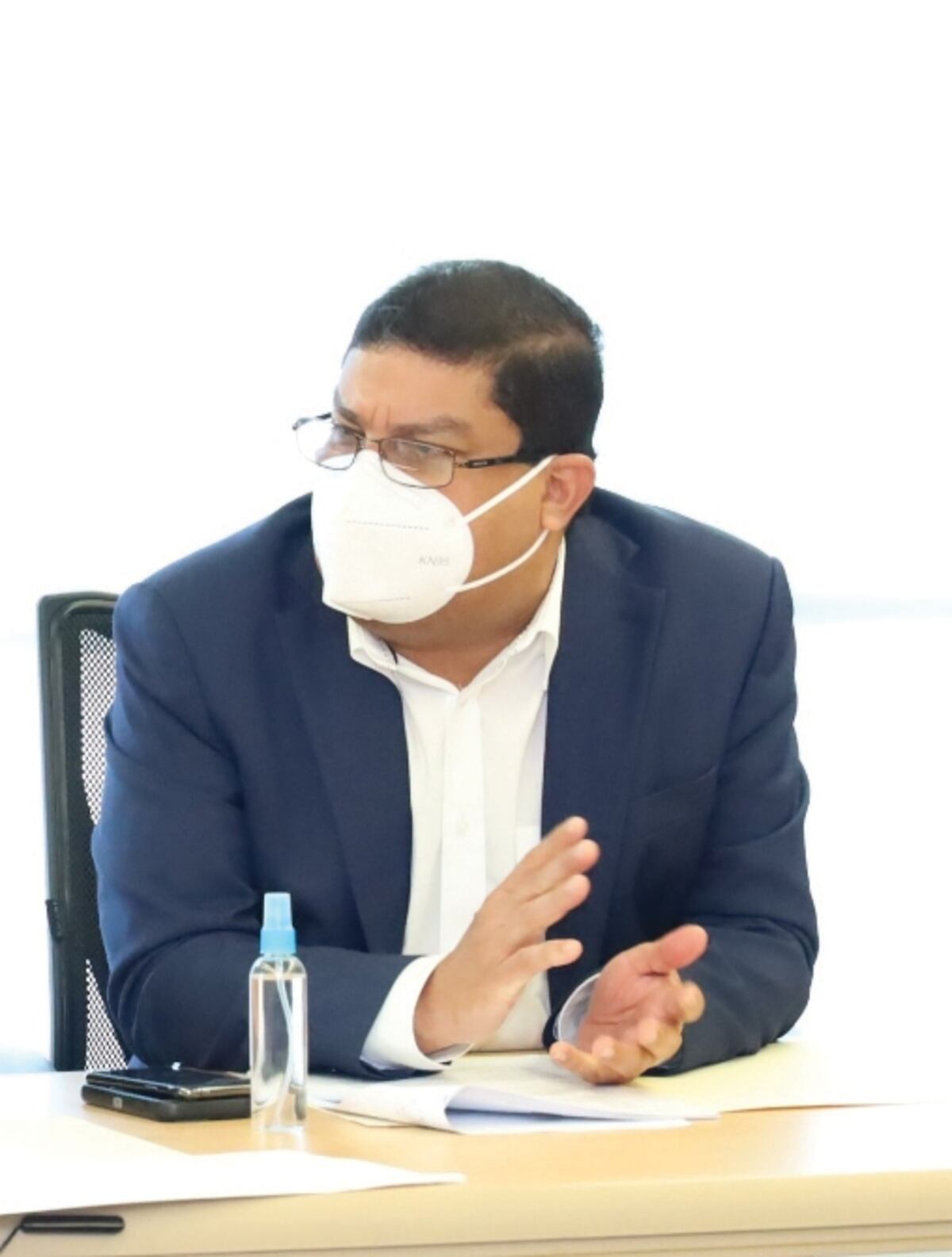 Se monstrosea. Ministro de cultura pierde el control y tildó de chismosos a periodistas que cuestionan contratos