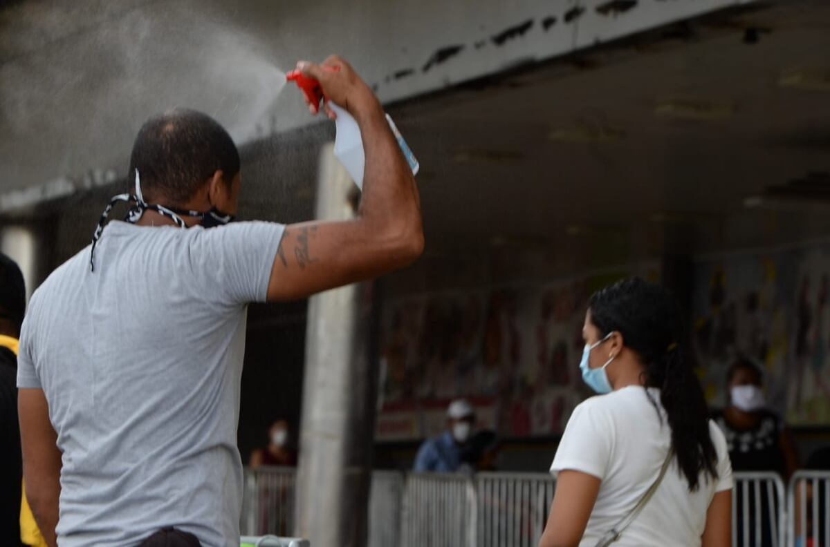 Minsa ordena suspender túneles, cámaras, cabinas y cualquier dispositivo de rociado a personas