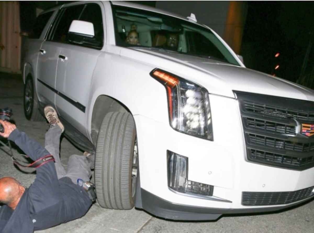 Auto de Jennifer López atropella a fotógrafo