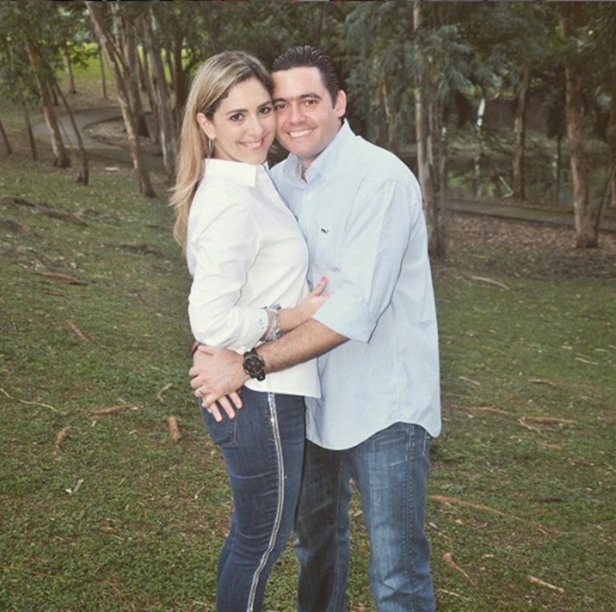 Esposa de Gaby Carrizo marca territorio. Con beso apasionado celebran 11 años de matrimonio. Videos