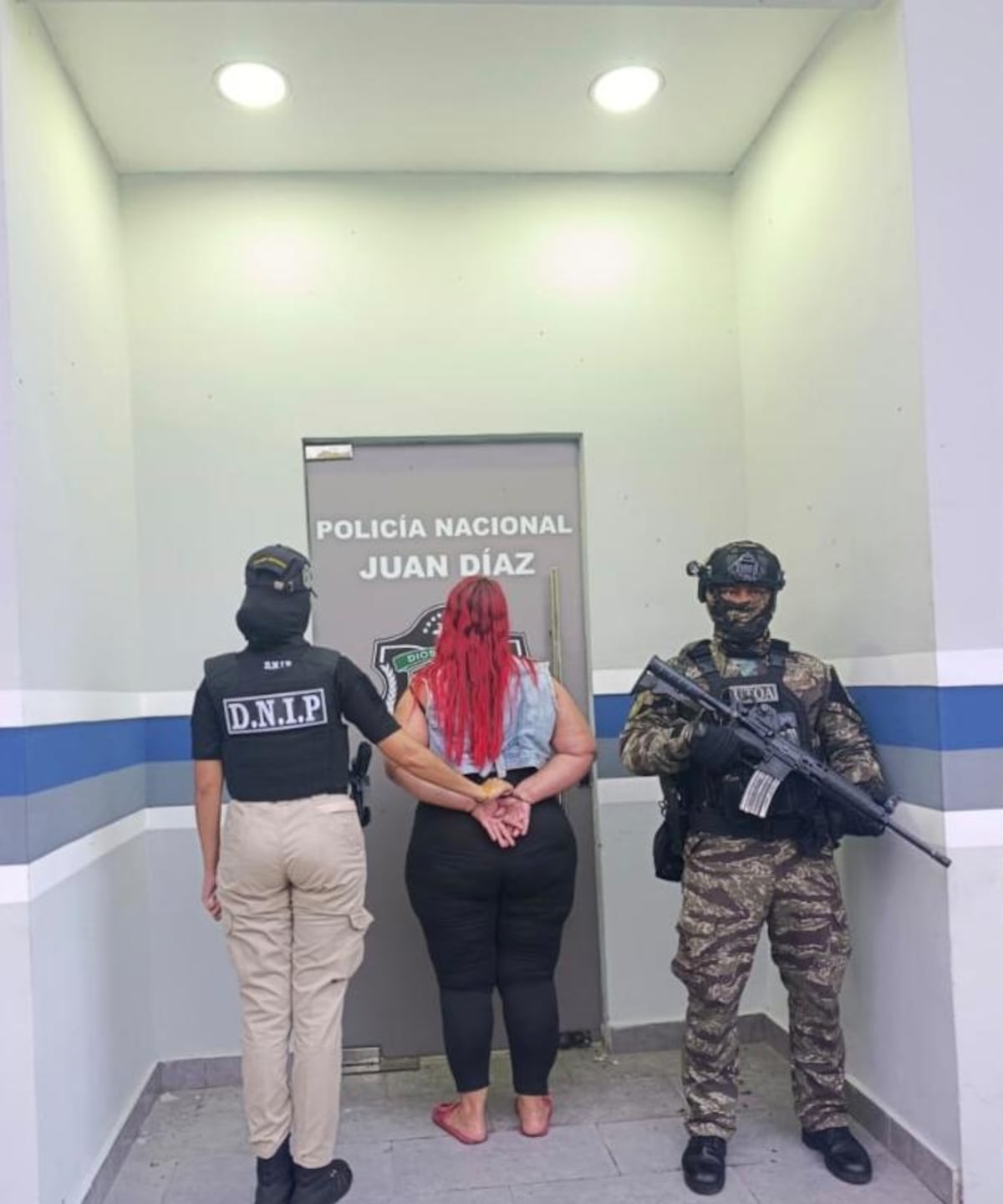¡No cuadra la plata! Pelirroja de curvas peligrosas roba miradas en la aprehensión de OCHO por presunto peculado en la junta comunal de Belisario Porras
