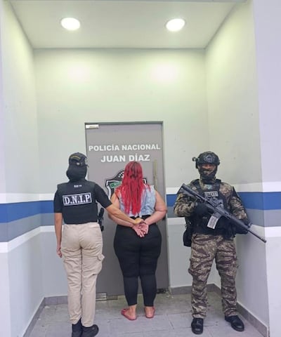 ¡No cuadra la plata! Pelirroja de curvas peligrosas roba miradas en la aprehensión de OCHO por presunto peculado en la junta comunal de Belisario Porras