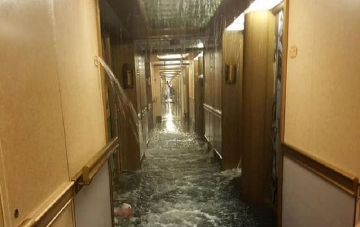 ¡AL ESTILO TITANIC! Pasajeros viven su peor pesadilla al inundarse crucero|VIDEO