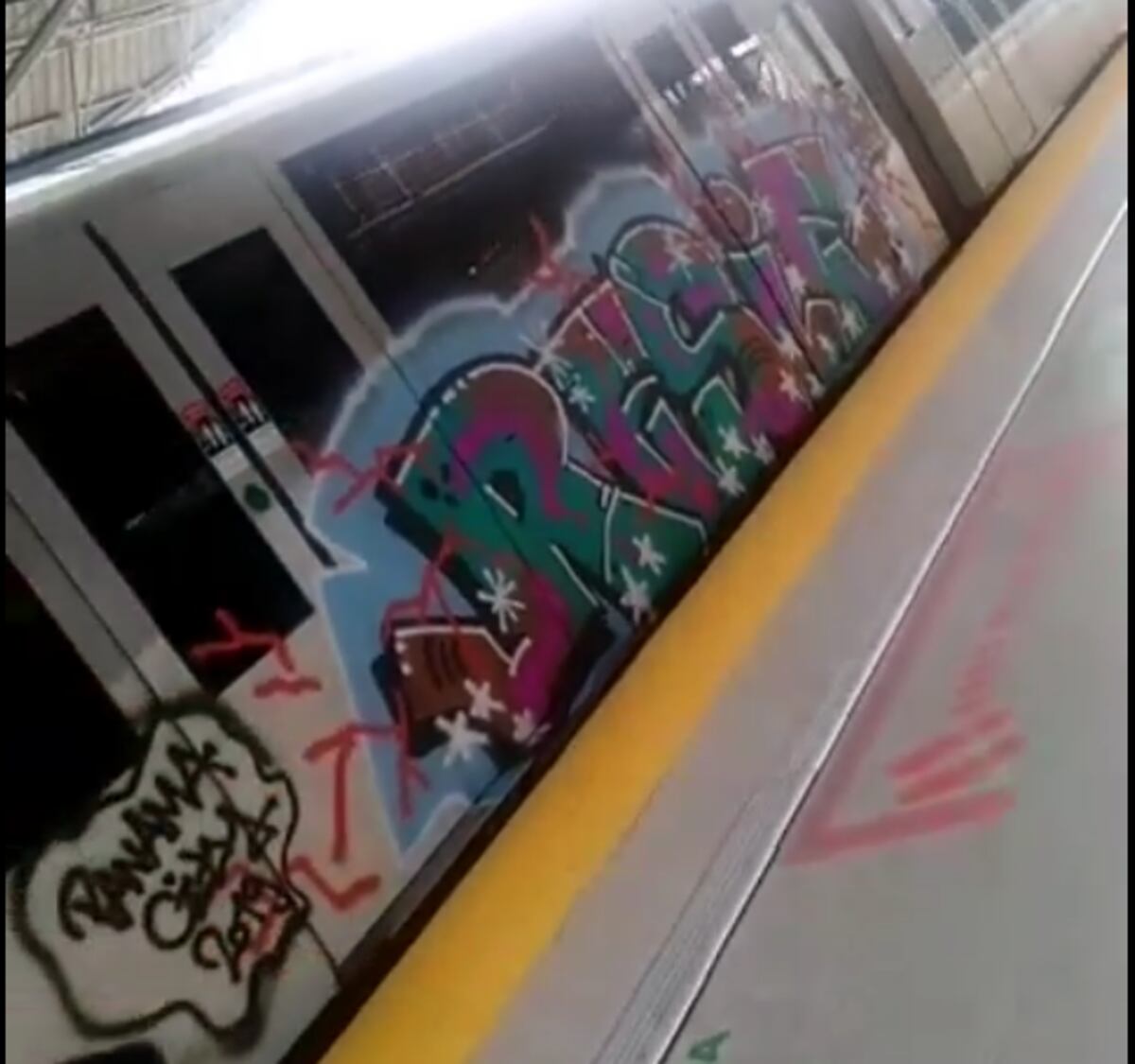 Metro de Panamá busca a los responsables de grafiti en uno de sus vagones