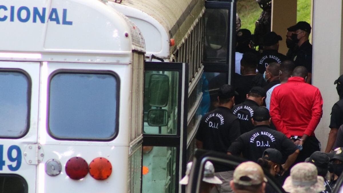Escapa esposado de manos, lanzándose por la ventana del bus de la policía y empieza la persecución