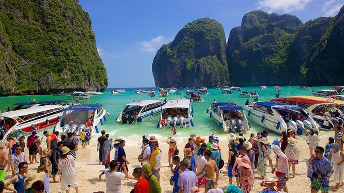 Tailandia cierra su célebre bahía por impacto negativo del turismo a ecosistema