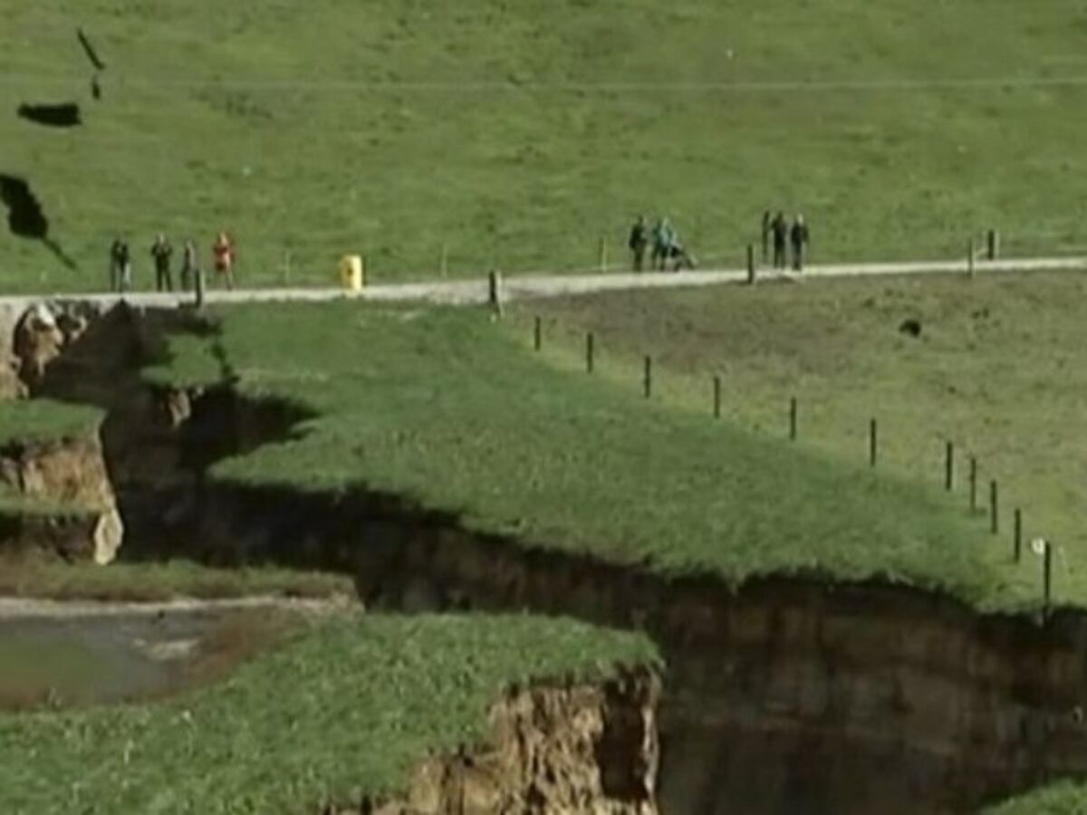 ¡Increíble! Un espectacular agujero parte a una granja en Nueva Zelanda