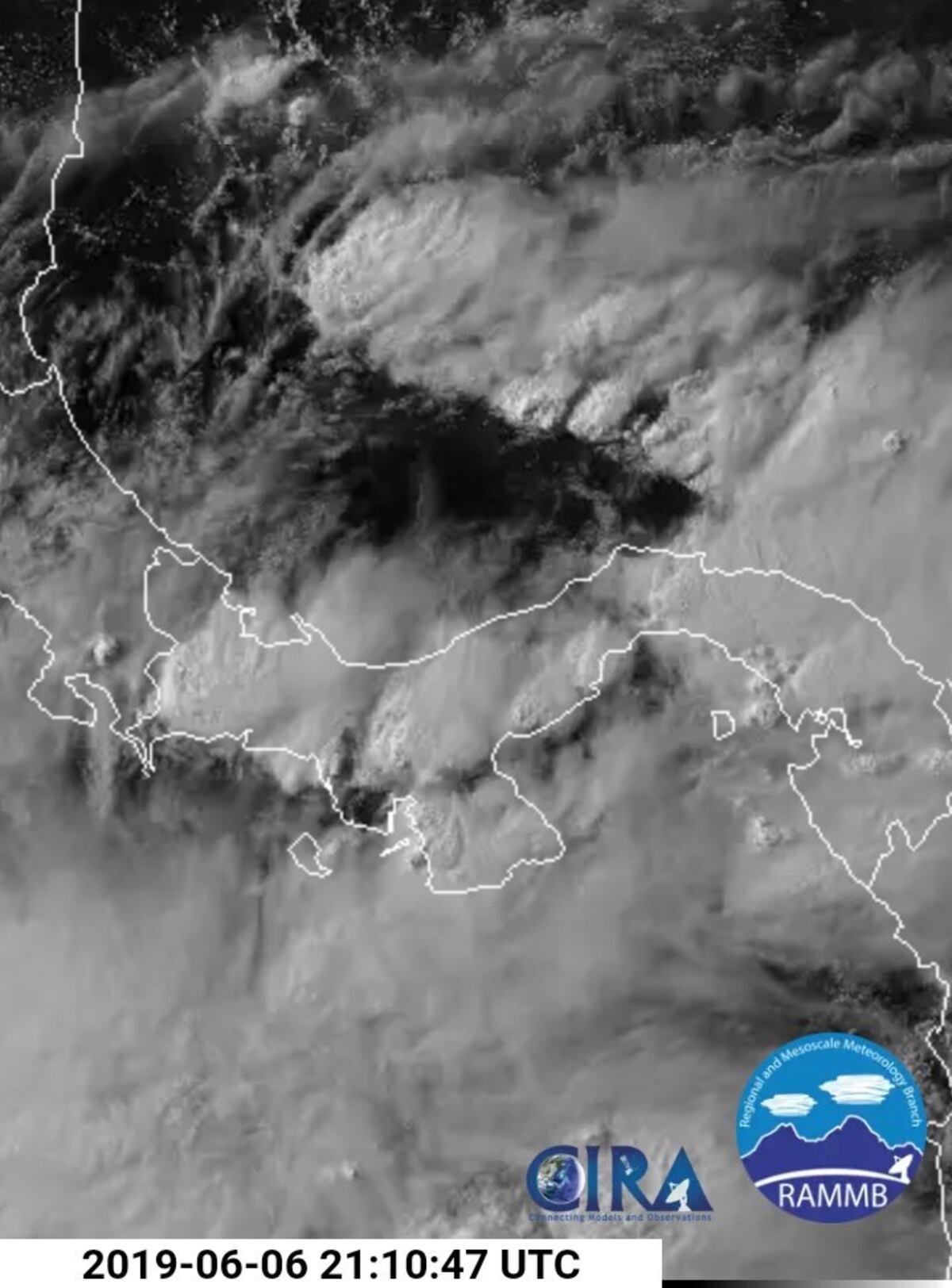 Corriente arrastra a menor de 11 años. Queda atrapado en alcantarilla