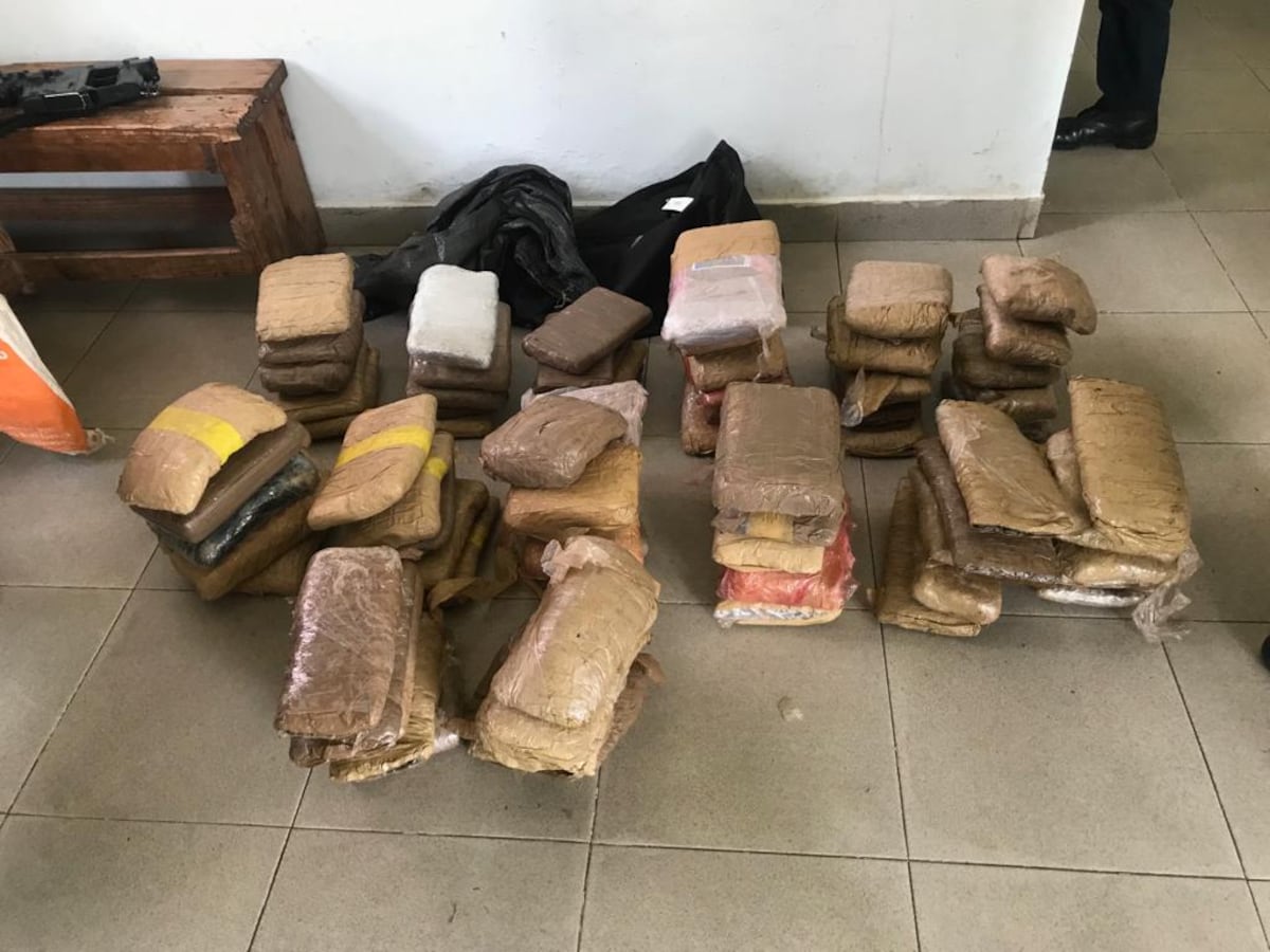 Se pusieron nerviosos al ver a la policía y los agarran con paquetes en un taxi  