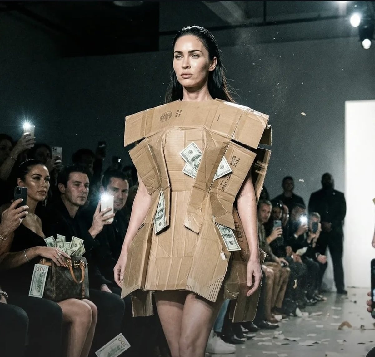 ¡Shock! Balenciaga revela vestido de cartón que cuesta casi $9 mil dólares