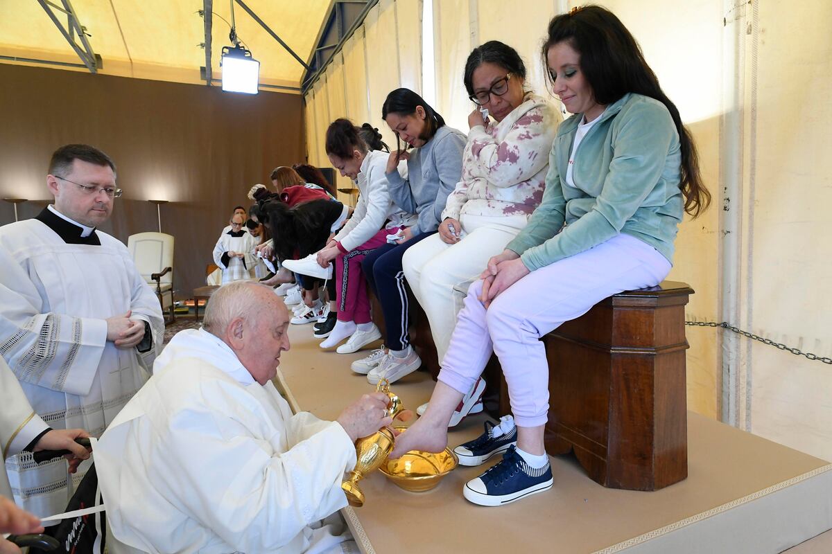 El papa Francisco en silla de ruedas lava los pies a doce reclusas por Jueves Santo