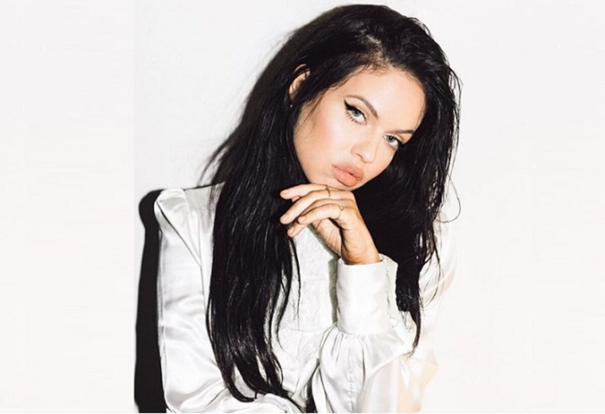 Cantante se tatúa en la cara la imagen de Harry Styles