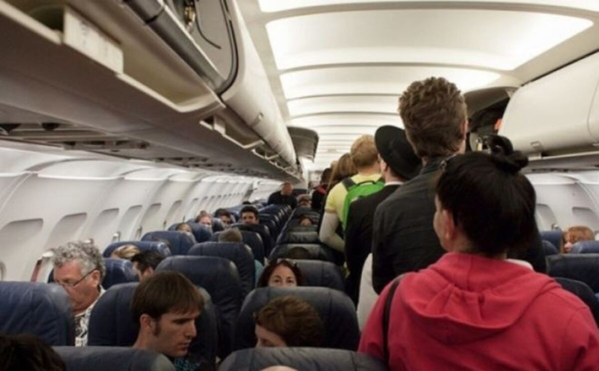 Un hombre termina ingresado en un hospital tras correr desnudo dentro de avión