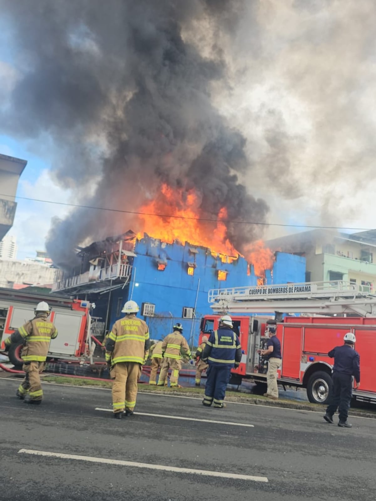 Fuego devora caserón en Calidonia: bomberos llegan para frenar la emergencia