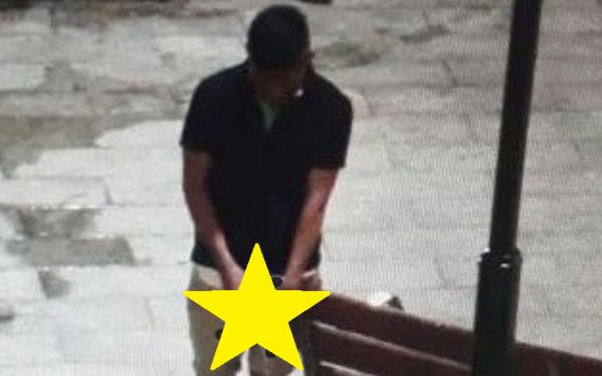 ¡TREMENDA COCHINADA! Se orina en la 5 de Mayo y lo obligan a limpiar +FOTOS