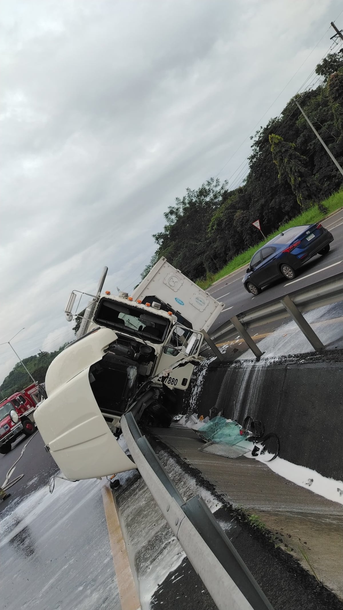 Cae sobre ruedas: camión pierde el control y termina patas arriba en La Chorrera