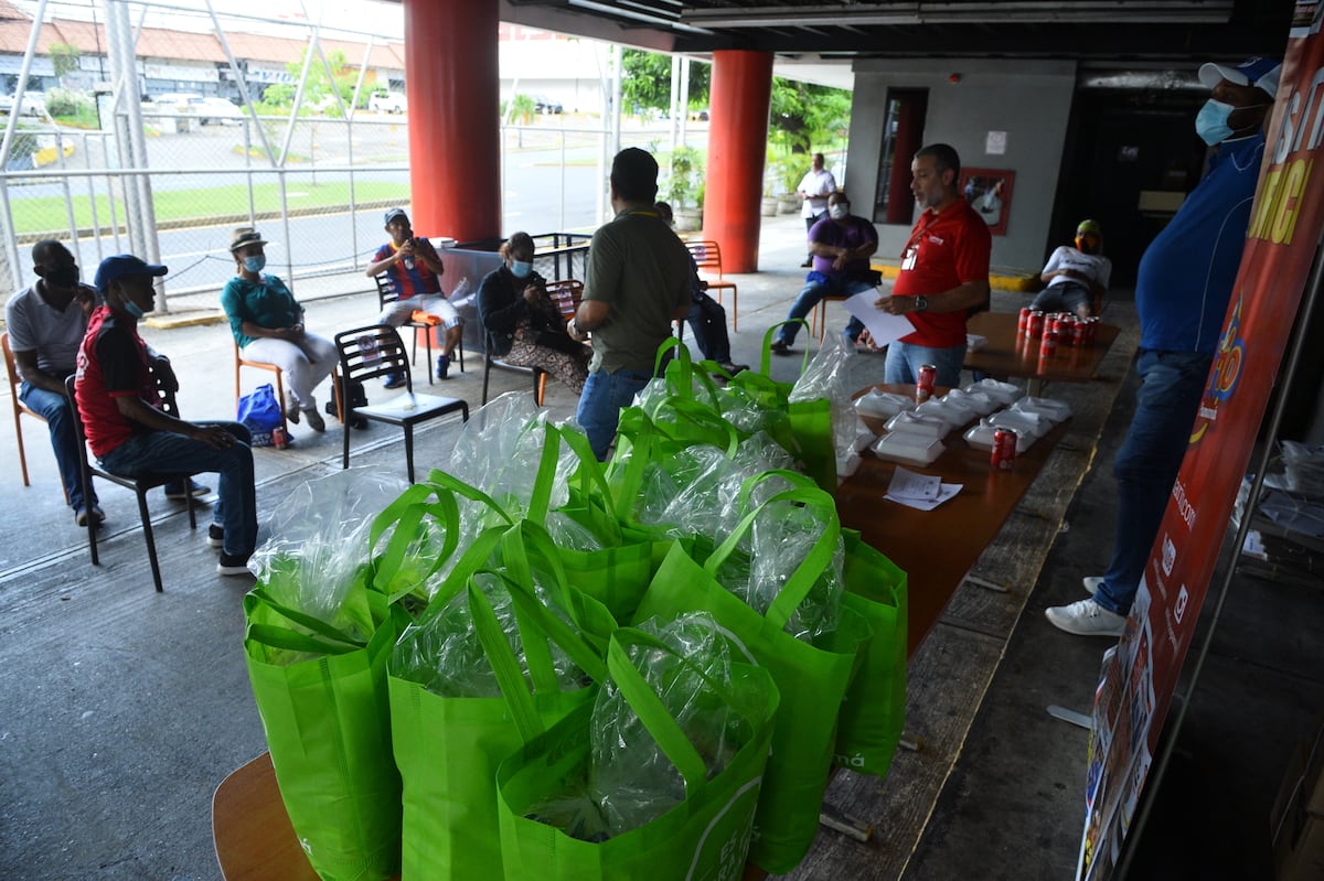 Canillitas de Corprensa, Mi Diario y La Prensa, reciben bolsas de comida