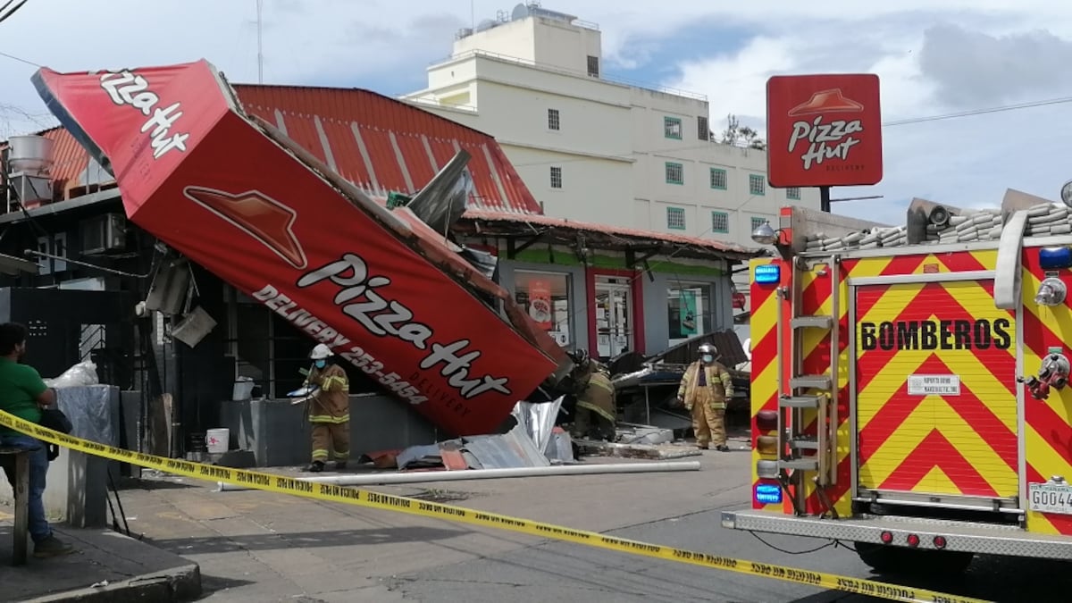 Se cae la fachada de una pizzería en La Chorrera. Hay una mujer herida. Video