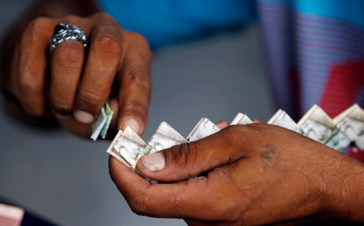 ¡Billete venezolano! Solo les sirve para hacer estas artesanías