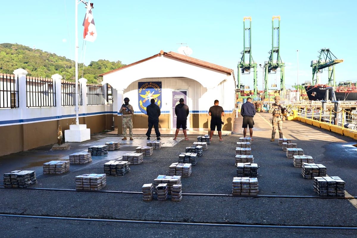 ¡Sorpresa en el mar! Lancha artesanal interceptada con más de 800 paquetes de presunta droga