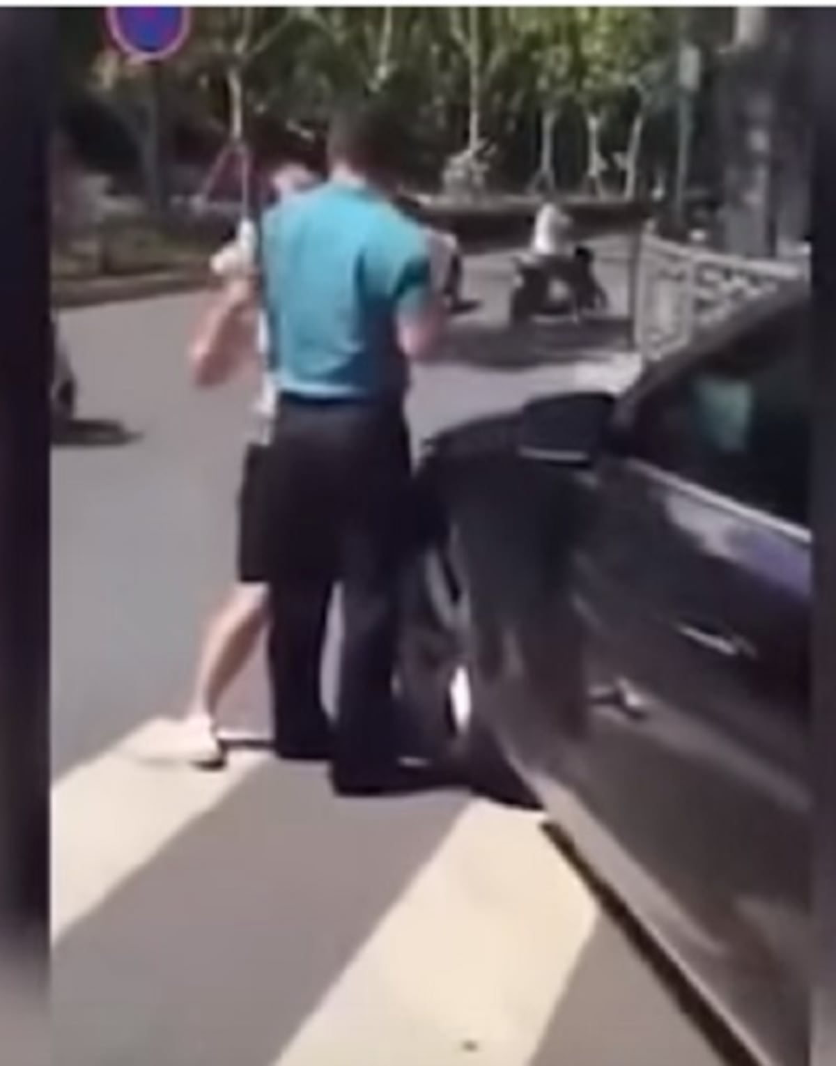 Mujer sorprende a su marido con la amante y se tira encima del auto