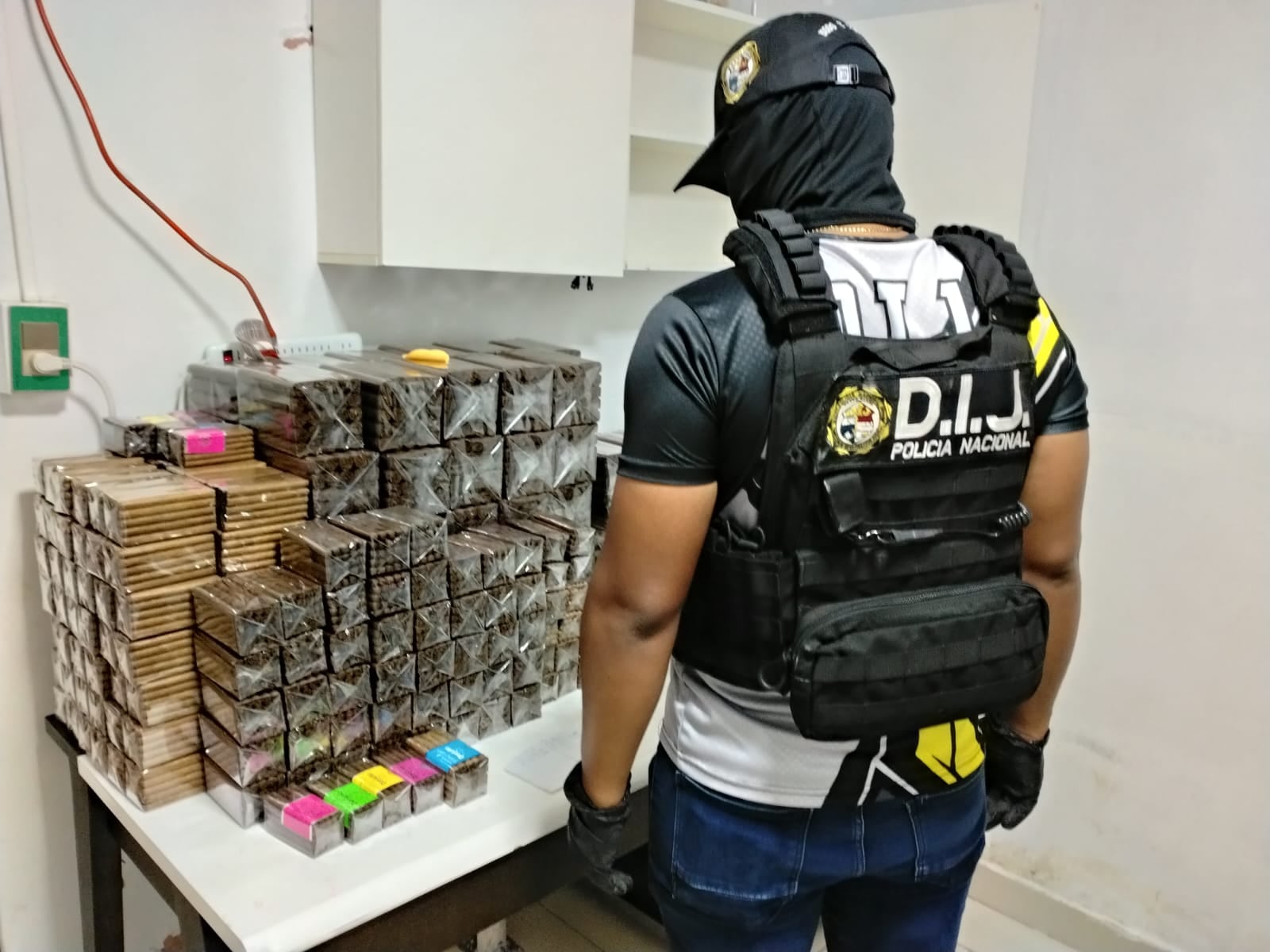 ¡NO ERA UNA SIMPLE RESIDENCIA! Hallan taller clandestino de puros en La Chorrera