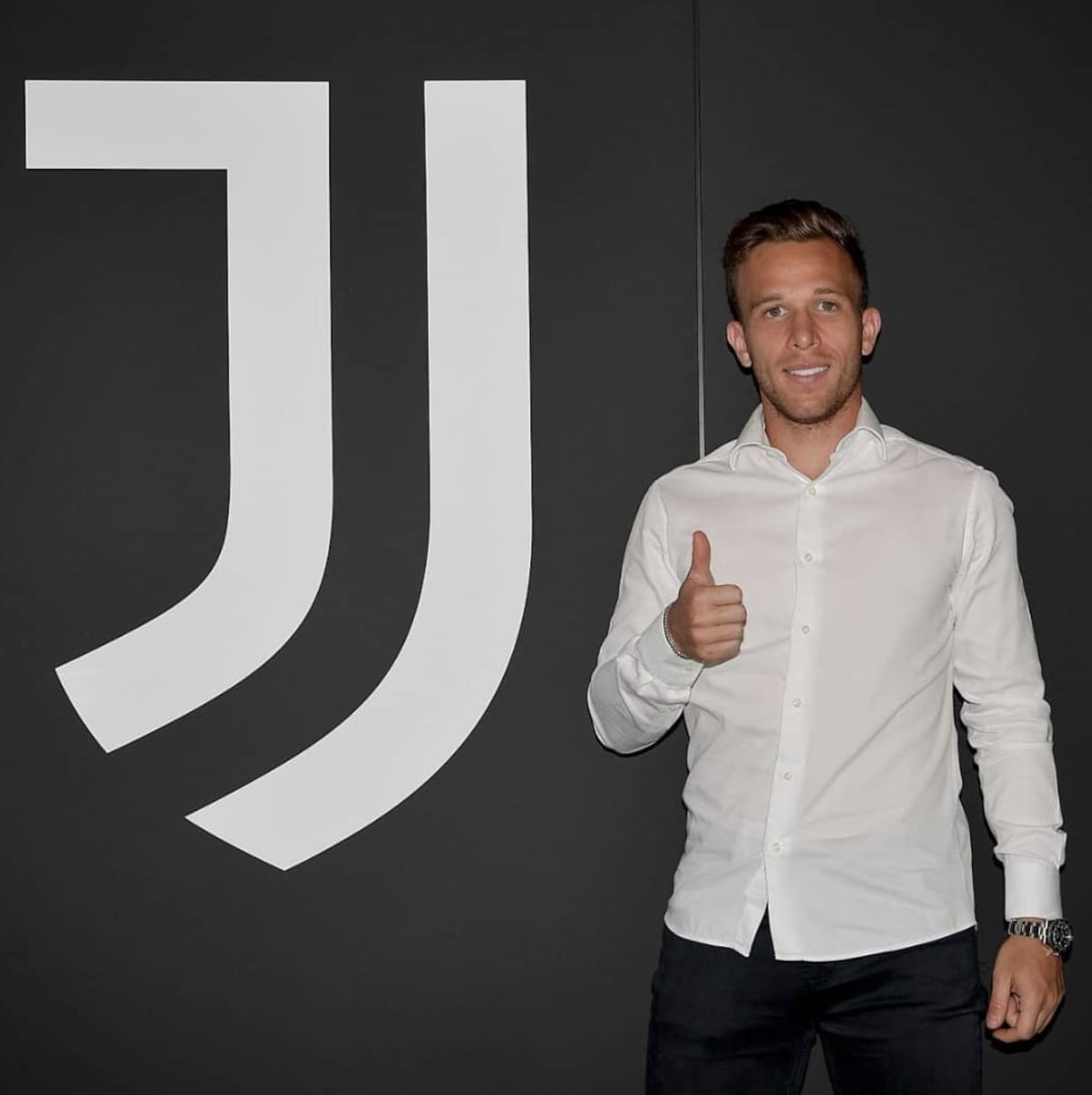 Ya es oficial: El Barcelona y la Juventus cambian a Arthur por Pjanic