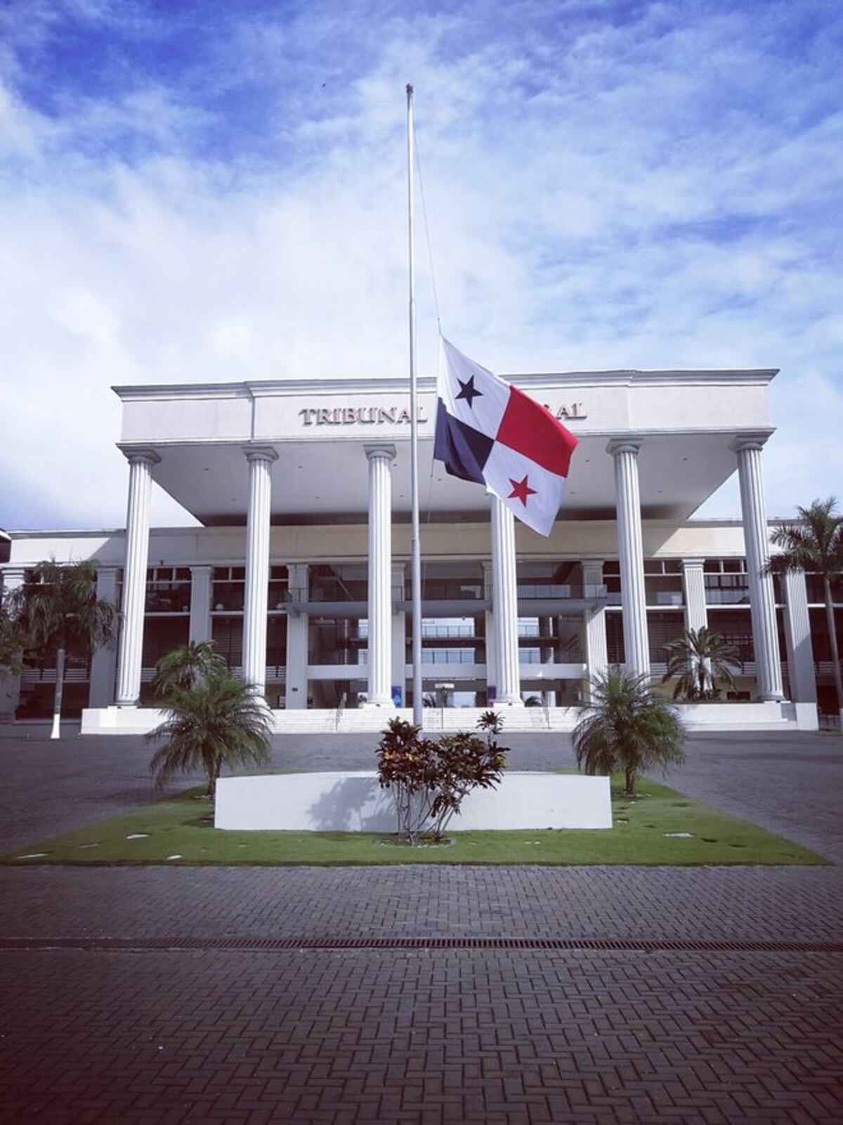 Ricardo Lombana se pasa a Dimitri Flores en firmas. Va por la libre postulación