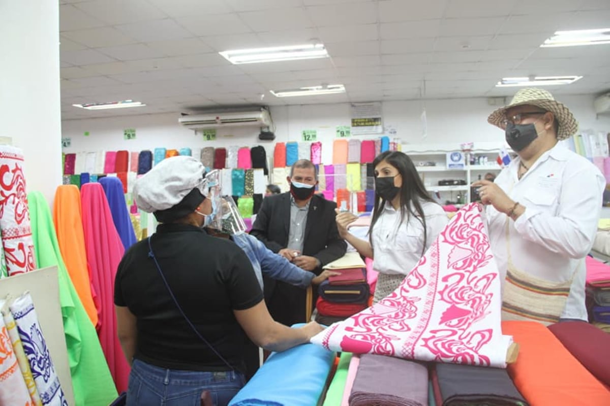 'Bribones’. Artesanos embellacados. Decomisan falsificación de sombreros pintados en almacenes. Los vendían a dólar 50