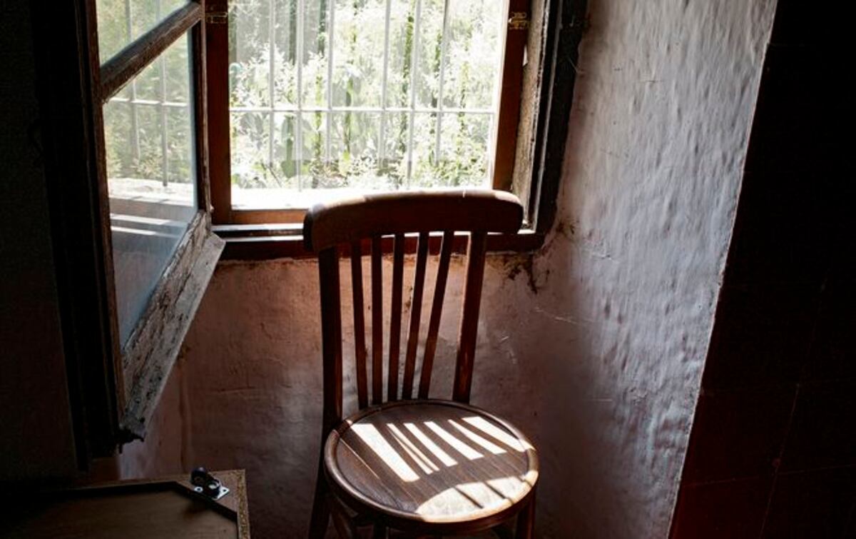 HASTA FRACTURARLA TODA. Mató a sillazos a la suegra para quitarle la casa 