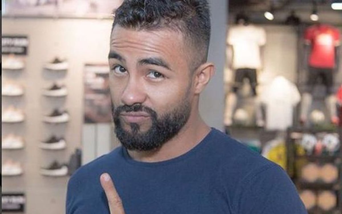 Presentador de TV no se bañaba para ir a la escuela