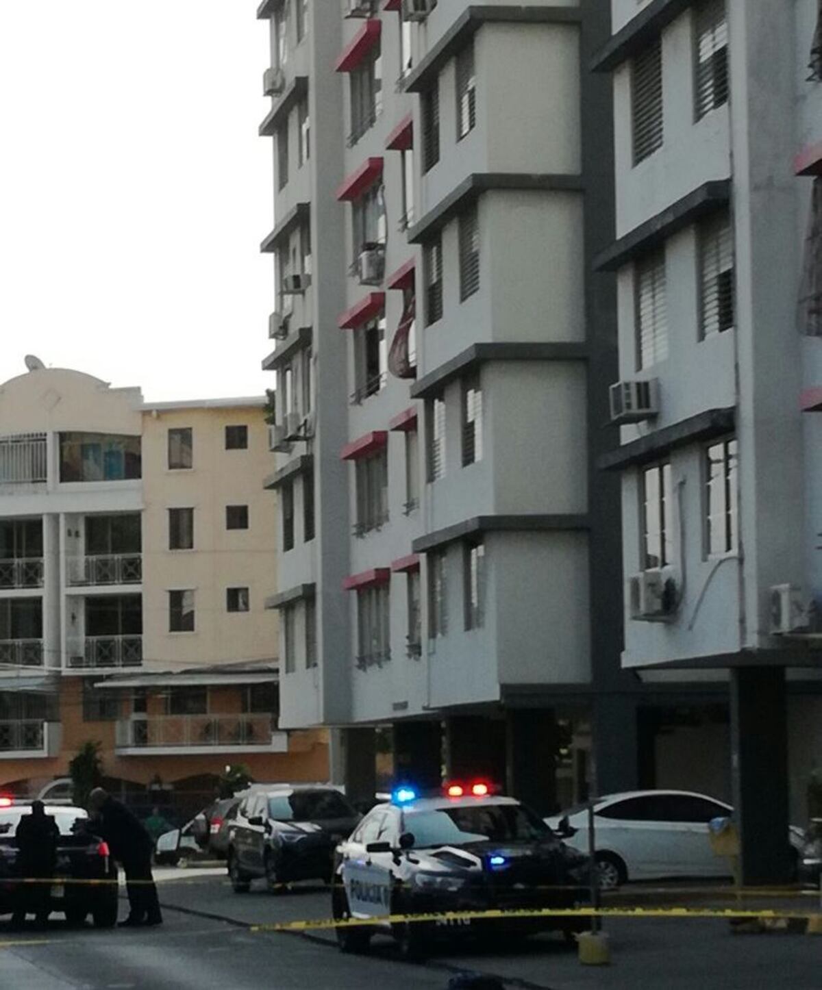 VIDEO| ENCUENTRAN JOVEN MUERTO. Pudo lanzarse de un edificio en Pueblo Nuevo