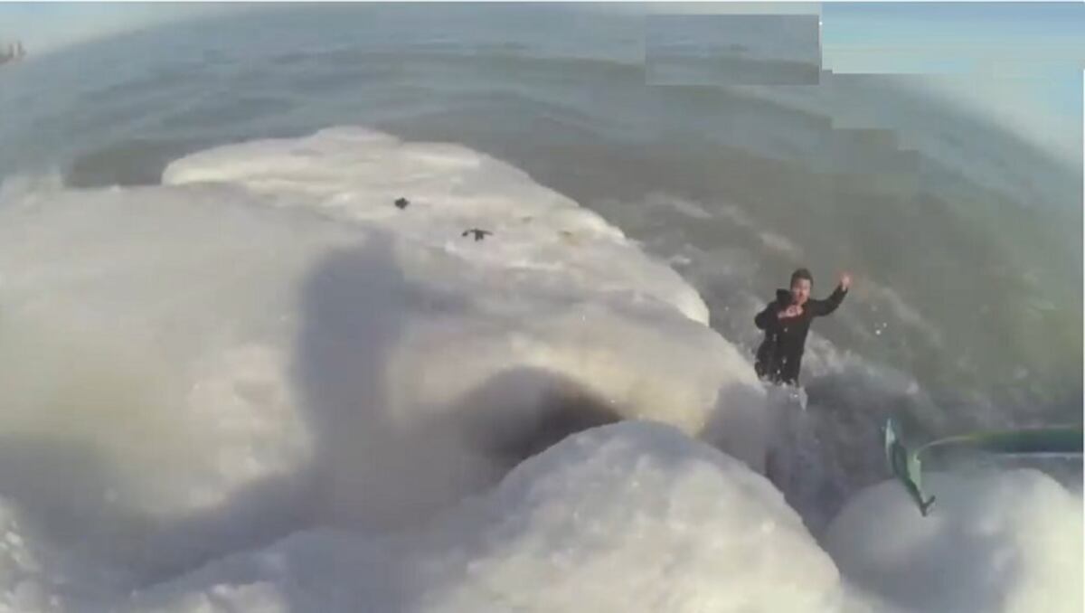 Hombre se salva de morir congelado y todo por salvar a su perrito