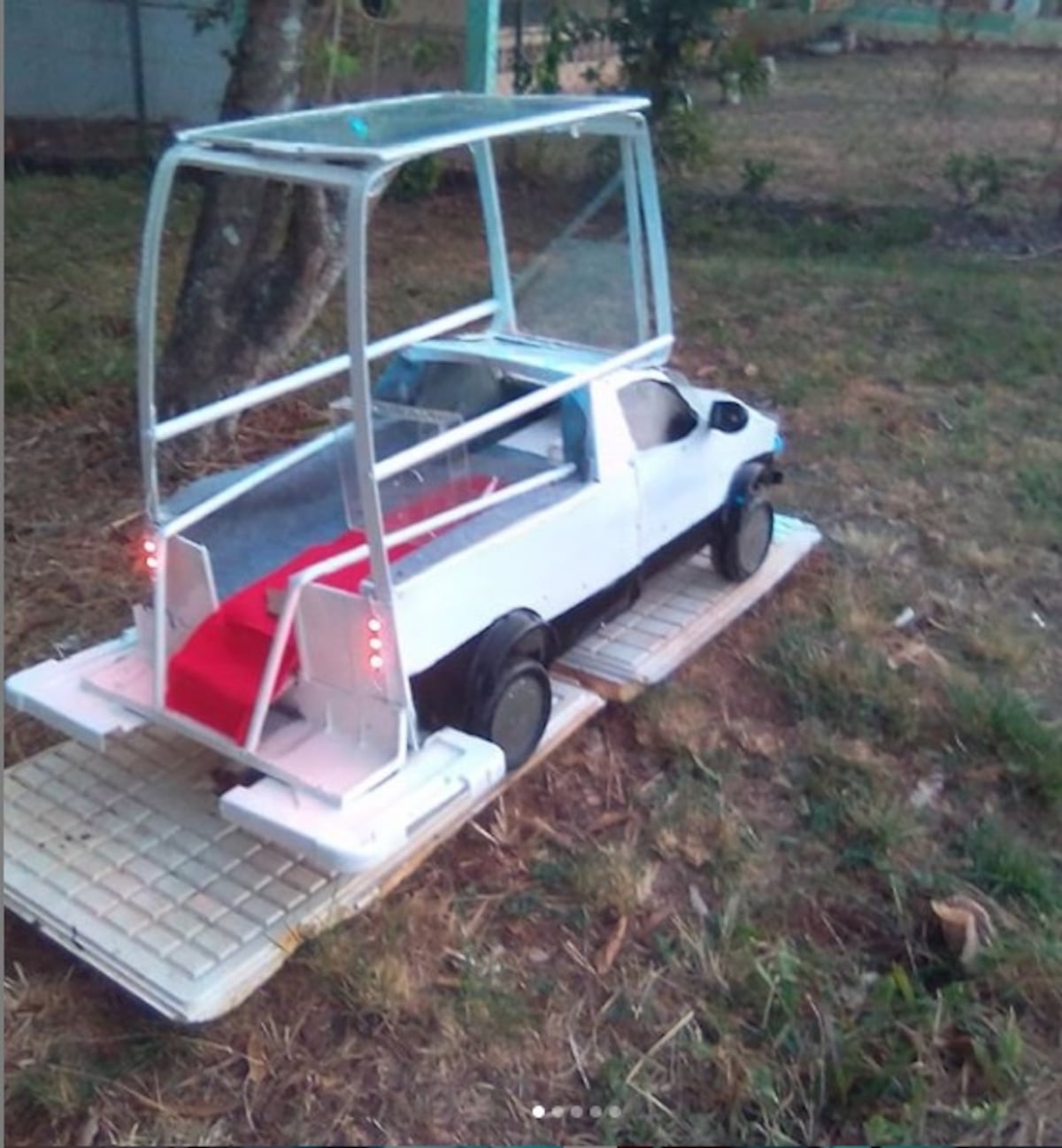 Papamóvil en miniatura. Lo trajo desde Capira. Chequee