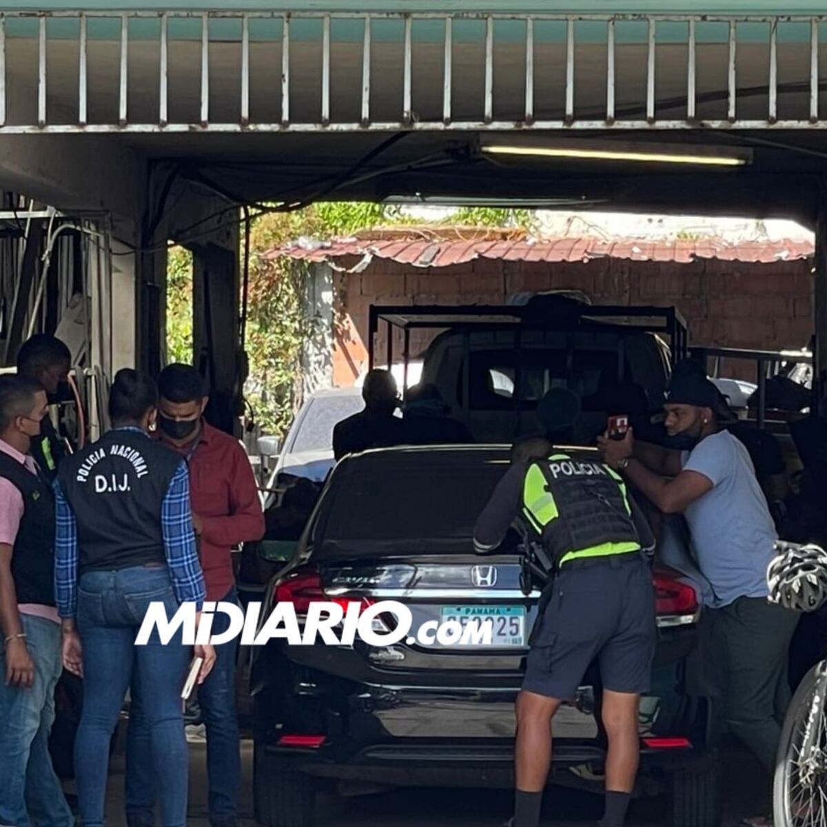 Muere aplastado por el carro que reparaba en Parque Lefevre. Video