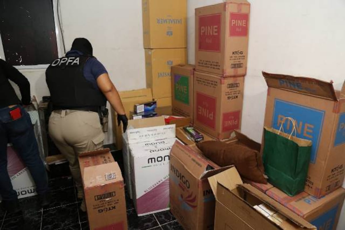 Aduanas incauta más de $100,000 en decomisan cigarrillos ilegales y detienen a dos personas en Calidonia
