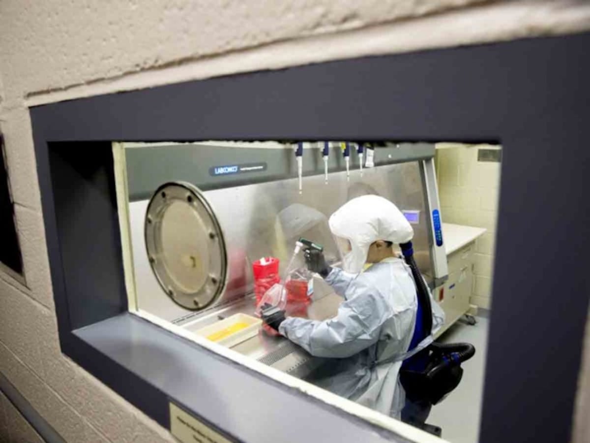 Investigan si coronavirus puede transmitirse teniendo intimidades