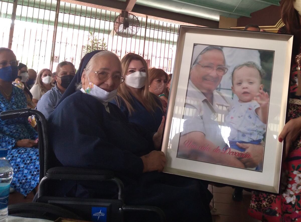 Se inclinan ante Sor Lourdes, la consideran la ‘Madre Teresa de Panamá’. Video