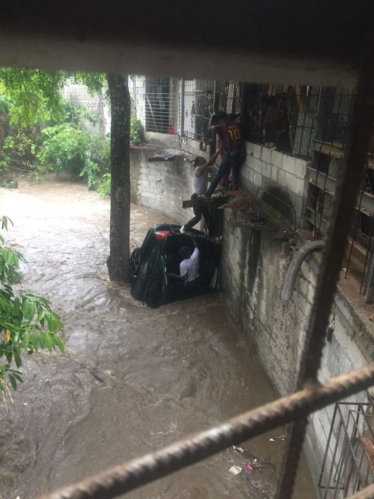 ¡TREMENDO HÉROE! Este fue el hombre que salvó a la mujer arrastrada con su auto