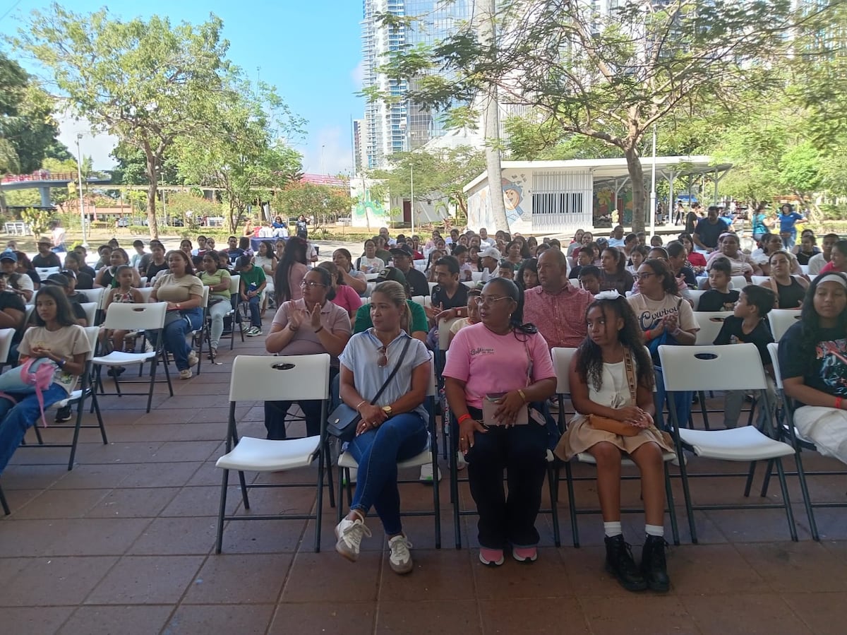 Más de un centenar de estudiantes reciben becas para continuar sus estudios