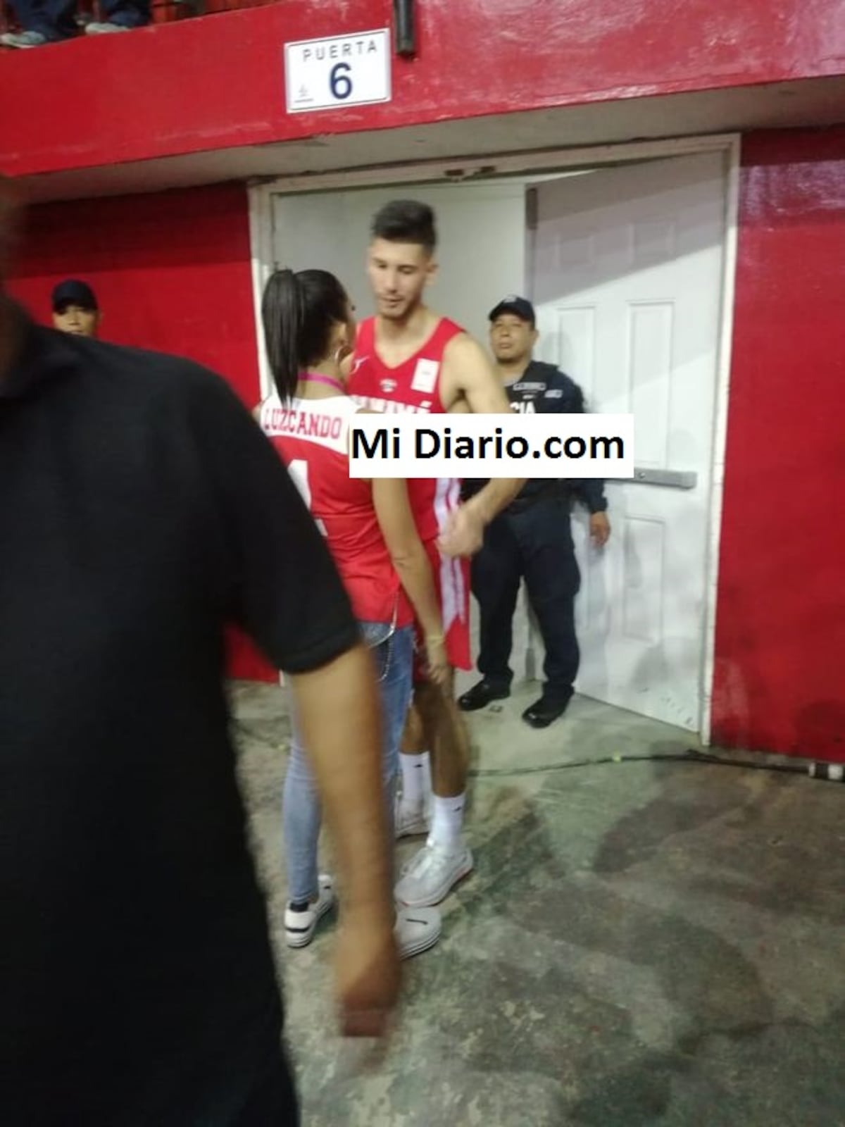 Sorprenden a presentadora de TV con jugador de la Selección. Chequea...