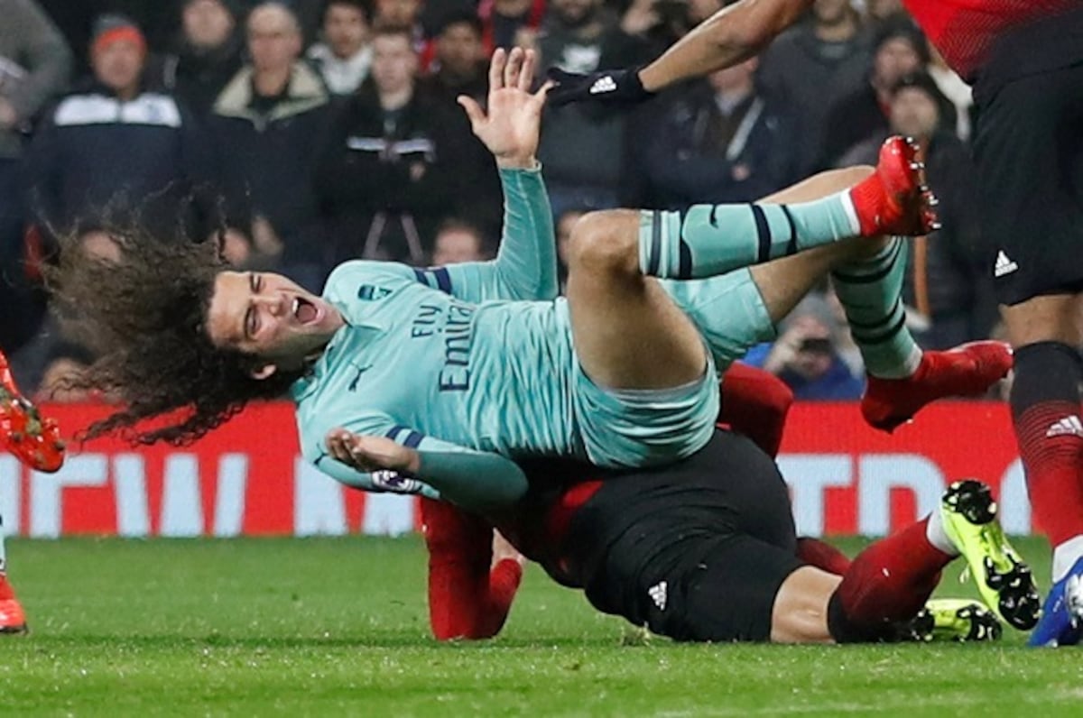 Fellaini se cortó el cabello y cometió polémica falta contra jugador del Arsenal