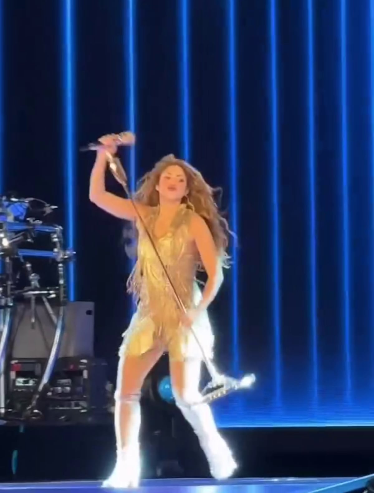 ‘¡Qué caída!’: Shakira sufre un tropiezo inesperado en pleno concierto y se levanta como si nada