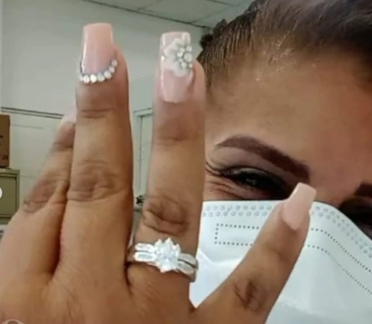 ‘Prometo serte fiel todos los días de mi vida’. Periodista de deportes panameño al que le pidieron la mano, se casa. +Fotos