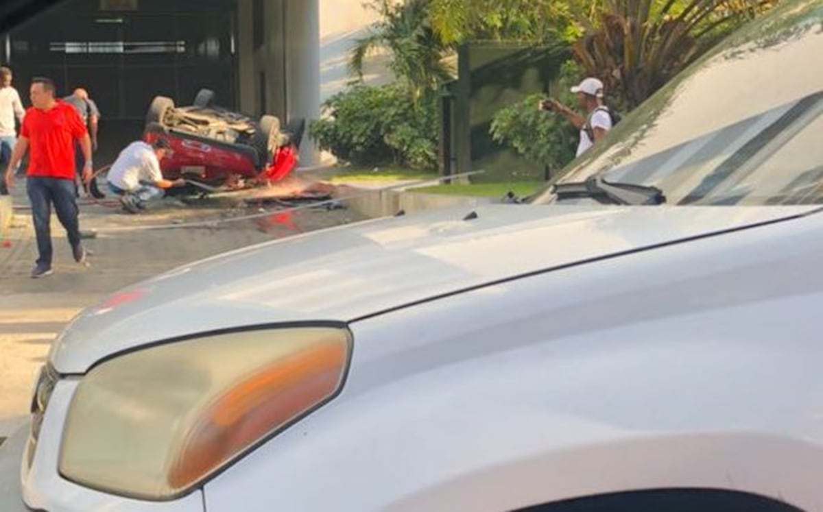 HAY 3 MUERTOS. Auto cae de los estacionamientos de un edificio en Costa del Este