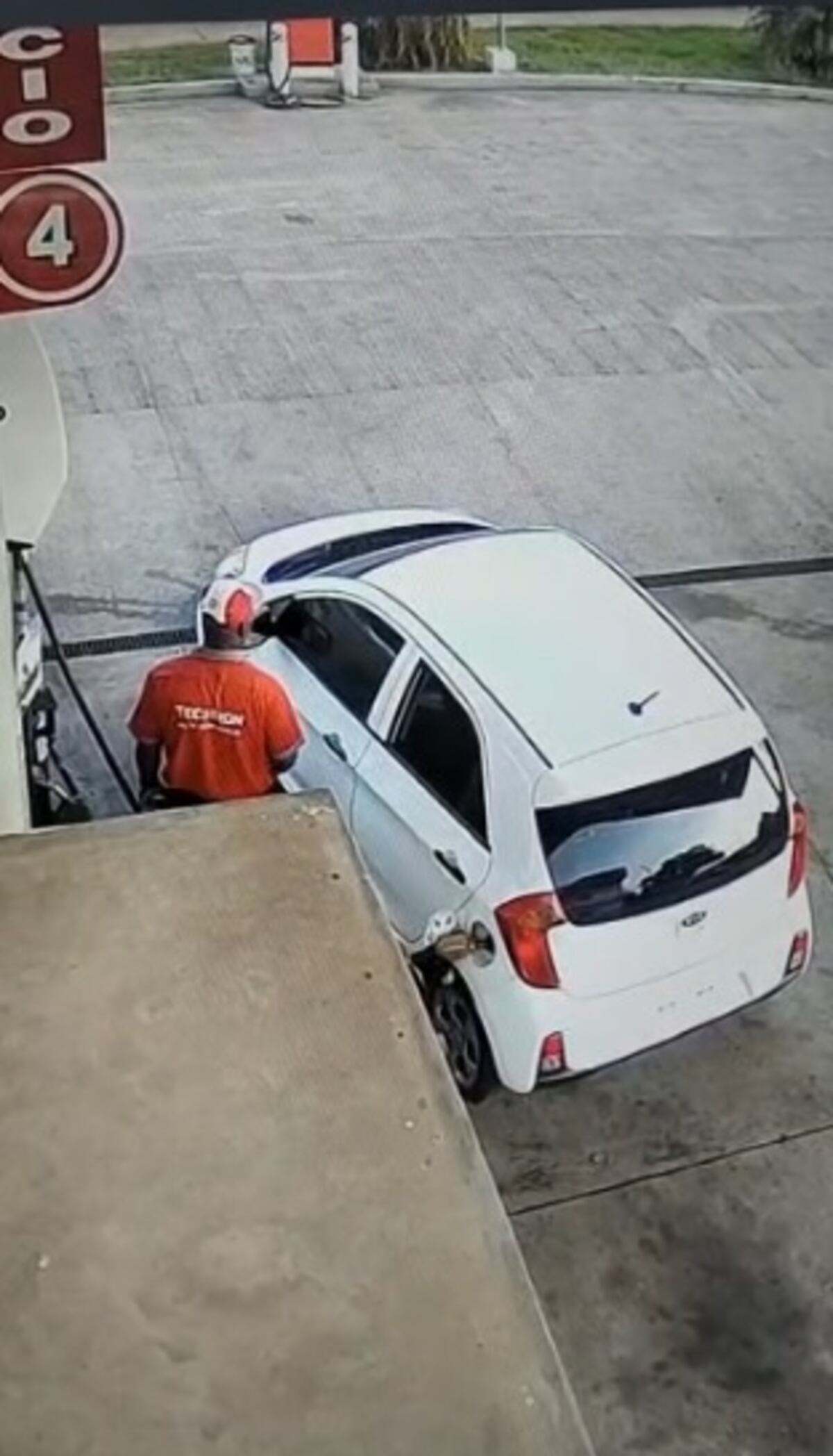 Increíble. Conductores piden ‘tanque lleno’ de gasolina y se dan a la fuga. Video