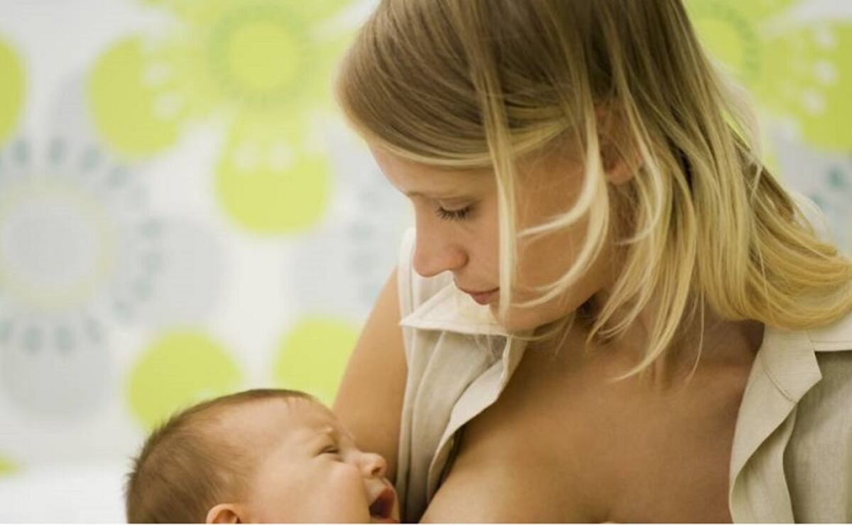 ¡INCREÍBLE! Mujer transgénero es el primer caso en dar pecho a su bebé