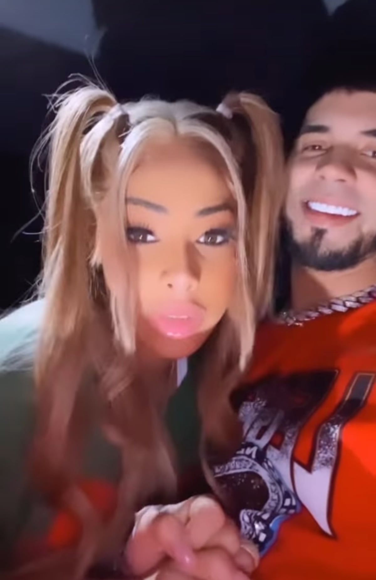 Viene la boda. Anuel le da anillo a Yailín, pero aún no se borra tatuaje de Karol G