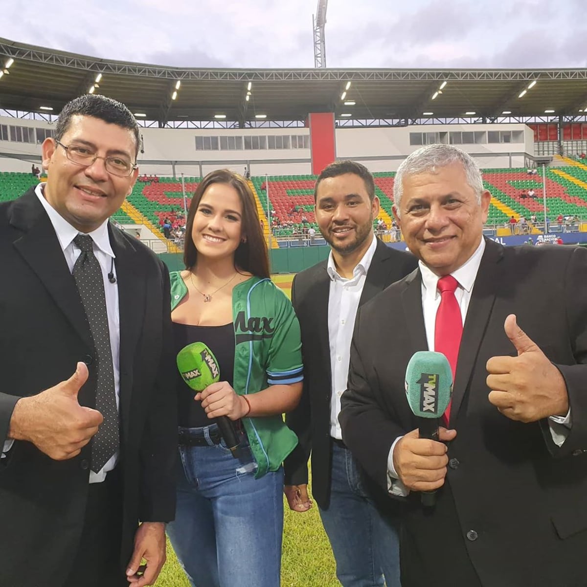 Empezó el béisbol juvenil y TVMax reemplaza a Ana Lorena por una bella chica